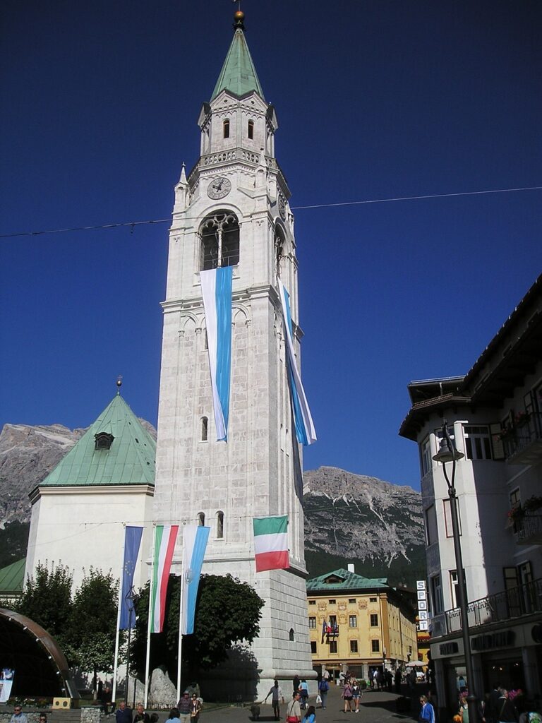 Corso Italia e la chiesa di Cortina d Ampezzo