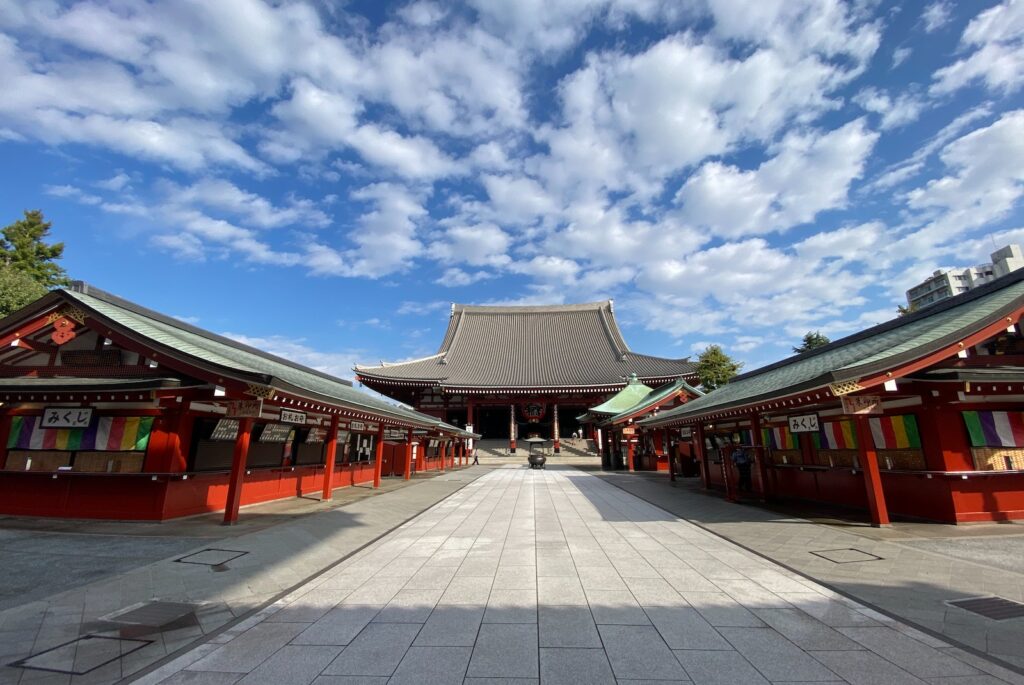 Il maestoso tempio Senso-Ji si trova nel quartiere di Asakusa ed è facilmente raggiungibile in metropolitana.