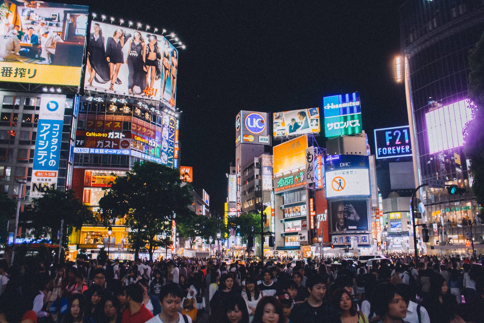 Vista notturna di Shibuya meta tipica dei viaggi in Giappone